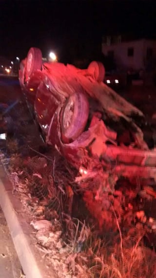 El conductor de un vehículo Nissan Tsuru modelo 2001 de color guinda, perdió el control del volante y se subió al cordón para, posteriormente, impactarse con la malla ciclónica y terminar volcado. (EL SIGLO DE TORREÓN)