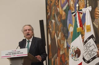El presidente de la Federación Mexicana de Futbol Decio de María habla hoy durante la presentación de la candidatura de la ciudad como sede para el Mundial del 2026. (EFE)