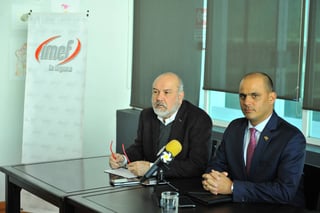 Estrategia. En la imagen aparece Fernando López Macari y Héctor Guerrero, presidente del IMEF y socio del instituto.  ( EL SIGLO DE TORREÓN) 
