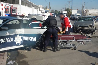 Atención. Paramédicos de la Cruz Roja atendieron a los agentes lesionados.