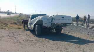 El accidente ocurrió alrededor de las 10:30 de la mañana del jueves en el cruce de las vías férreas ubicadas sobre la carretera a Chihuahua justo a la altura del entronque al ejido Dinamita, el cual dejó como saldo tres lesionados. (ARCHIVO) 