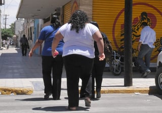 Las mujeres con obesidad, además, tienen un riesgo cinco veces superior a las de peso normal de sufrir una enfermedad cardiovascular, en especial, infarto de miocardio. (ARCHIVO)