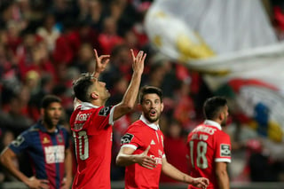 Jonas (i) marcó dos de los tres goles en el triunfo del Benfica 3-0 sobre Chaves. (EFE)