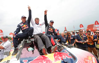 El español Carlos Sainz (d) celebra con su copiloto y compatriota Lucas Cruz (i) y Bruno Famine (c), mánager del equipo Peugeot, luego de ganar el Dakar 2018. (EFE)