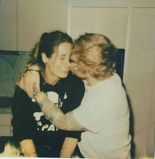 Romance. El cantante Ed Sheeran compartió una foto junto a su novia Cherry Seaborn, donde confirma su compromiso.