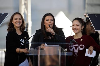 Se unen. Las actrices Natalie Portman y Eva Longoria participaron  en la Marcha de las Mujeres; ofrecieron un discurso.