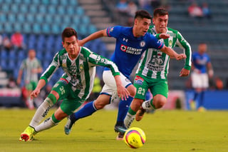 Juan Gonzalez (i), del León, y Felipe Mora (d), del Cruz Azul, durante el juego de la jornada 3 del Torneo Clausura 2018 de la Liga MX en el estadio Azul. (Jam Media)