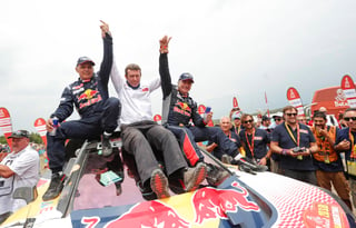 El español Carlos Sainz (d) celebra con su copiloto Lucas Cruz (i) tras ganar el Rally por segunda vez. (EFE)