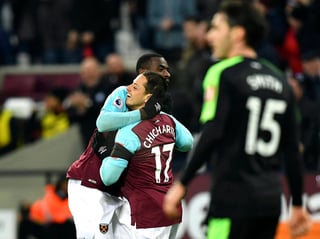 'Chicharito' Hernández anotó el gol del empate ayer para el West Ham, de la primera división inglesa. (AP)