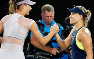 Terminó el torneo de María Sharapova (i) ante Angelique Kerber. (AP)