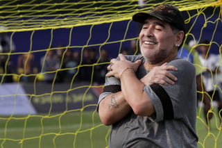 Diego Armando Maradona contradijo las declaraciones del lusitano tras ganar su quinto 'Balón de Oro' en diciembre pasado. (ARCHIVO)