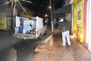 Limpieza. El Municipio ordenó más limpieza en las nuevas banquetas durante las obras. (EL SIGLO DE TORREÓN) 