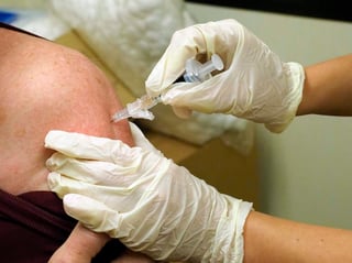La vacuna contiene fragmentos inocuos de diferentes tipos de virus de influenza, por lo que se debe aplicar antes de que comience la temporada de frío. (ARCHIVO)