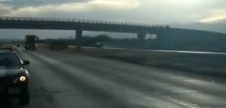 La circulación en la carretera Matehuala - Saltillo se reanudó esta tarde luego de que durante la mañana se registrara una volcadura de una pipa, generando una explosión. (ESPECIAL)