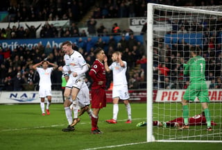 Alfie Mawson (6) celebra luego de marcar el único gol del juego en la victoria ante Liverpool. (AP)