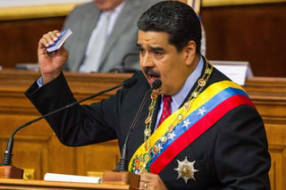'Gobiernos que humillan inmigrantes buscan la paja en el ojo ajeno. Venezuela no se arrodilla ante sanciones inmorales', publicó Maduro en su cuenta de Twitter, mensaje que acompañó de una imagen en la que se puede leer 'somos pueblo de paz y amor'. (ARCHIVO)