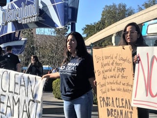 Activistas. Una veintena de jóvenes intentó bloquear el acceso de visitantes al parque de atracciones en California. (ESPECIAL)