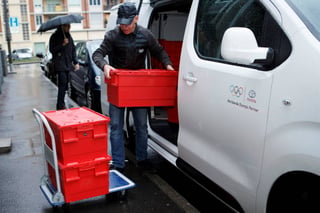 Miembros del Comité Olímpico Internacional (COI) descargan cajas con documentación para el Tribunal de Arbitraje del Deporte. Inician audiencias para rusos fuera de JO