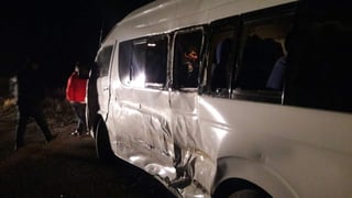 La camioneta de transporte de personal fue impactada por un tráiler, resultando seis personas lesionadas. (EL SIGLO DE TORREÓN) 