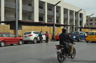 Los peatones deben bajar al arroyo vehicular al caminar ya sea por la calle Galeana o Ramón Corona e incluso por la avenida Juárez. (EL SIGLO DE TORREÓN) 