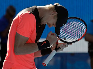 Kyle Edmund llegó a su primera semifinal de un Grand Slam tras vencer 6-4, 3-6, 6-3 y 6-4 a Grigor Dimitrov. (AP)