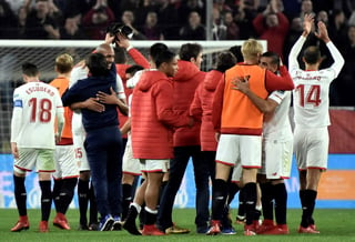 Los jugadores del Sevilla celebran tras su pase a las semifinales de la Copa del Rey. (EFE)
