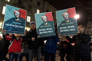 Concentración. Activistas se manifiestan en Davos contra el presidente de Estados Unidos y sus políticas. (EFE)