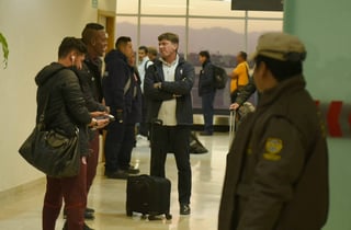Hernán Cristante, técnico del Toluca, habla con algunos jugadores a su llegada al aeropuerto de Torreón