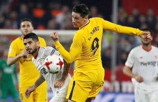 El centrocampista argentino del Sevilla Éver Banega (i) pelea un balón con Fernando Torres, del Atlético de Madrid, durante el partido de vuelta. (EFE)