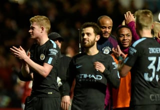 Kevin De Bruyne (i), de Manchester City, celebra su gol ante Bristol, durante un partido de la semifinal de la Copa Carabao. (EFE)