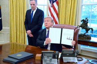 Más aranceles. El presidente estadounidense, Donald J. Trump (d), muestra la acción de la Sección 201 luego de firmarla. (EFE)