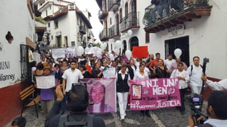 Este martes, cientos de personas salieron a las calles para despedir a Magdalena Aguilar Romero, además de realizar una misa de cuerpo presente en la iglesia de Santa Prisca, luego enterraron sus restos en el panteón municipal. (CRÉDITO: @pueblo_guerrero)