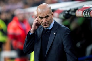 Zidane admitió que vivió su peor noche en el banquillo del Real Madrid, pero no dio síntomas de pensar en dimitir y mostró fuerzas para la reacción. (EFE)