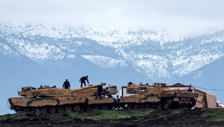 Apostados. Soldados turcos montan guardia con tanques en la frontera con Siria en Hatay, Turquía. (EFE)