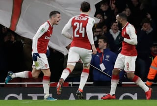 Granit Xhaka (i) celebra luego de anotar el segundo gol del Arsenal. (AP)