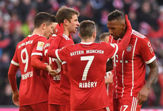 El hecho de que ningún equipo le pueda competir al Bayern podría estar haciendo mal en la dinámica de juego ante la poca resistencia de los rivales. (ARCHIVO)