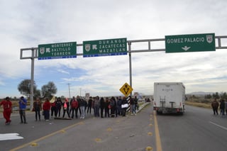 Bloqueo. Manifestantes impiden el paso en carretera, justo a la llegada de la Caravana por la Dignidad a Gómez Palacio. (EL SIGLO DE TORREÓN)