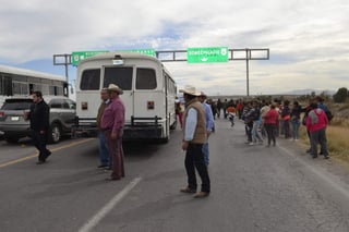 El bloqueo fue realizado por unas 200 personas que llegaron en seis camiones a las 13:45 horas, y a dos kilómetros de llegar a Gómez Palacio, justo en el entronque del libramiento La Laguna con la autopista federal 45. (EL SIGLO DE TORREÓN/CLAUDIA LANDEROS)