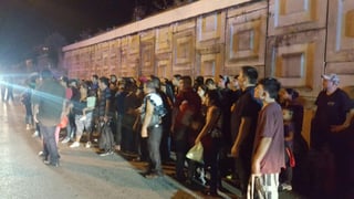 En Ciudad Victoria, Tamaulipas, personal del Instituto Nacional de Migración y del Ejército Mexicano rescataron a 109 migrantes que viajaban en un tráiler en condiciones de hacinamiento, sin alimento y sin agua. (ARCHIVO)