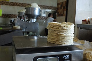 Actualmente el costo del kilo de tortilla oscila entre los 14 y 15 pesos, e incluso ya hay algunos establecimientos que lo subieron a 16 pesos. (ARCHIVO)