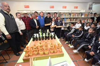 Durante el evento, las autoridades estatales y municipales realizaron la entrega de material en especie para la academia de ajedrez del municipio, así como a las escuelas participantes. (ESPECIAL)