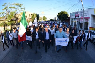 En la marcha participaron el alcalde Jorge Zermeño Infante y el excandidato a la gubernatura de Coahuila, Guillermo Anaya Llamas. (FERNANDO COMPEÁN)