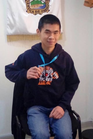 Esfuerzo. Jiacheng Zhen, estudiante de la preparatoria Luzac, ganó medalla de bronce en biología. (EL SIGLO DE TORREÓN)