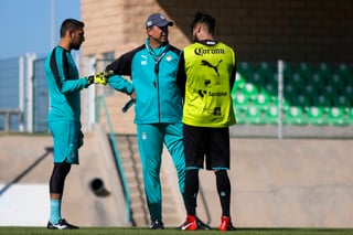 Jonathan Orozco (i), Robert Dante Siboldi (c), director técnico del Santos, y Néstor Araujo (d)durante el entrenamiento previo a la jornada 4 del torneo Clausura 2018.  (Jam Media)