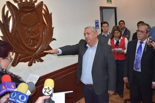 Cambios.  Lorenzo Natera rindió protesta como alcalde interino, en sustitución de Leticia Herrera. (EL SIGLO DE TORREÓN)