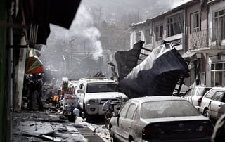 Sin piedad. Un ataque con una ambulancia llena de explosivos dejó 95 muertos en Kabul.