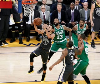 Los Celtics de Boston no pudieron parar a Stephen Curry, quien anotó 49 puntos en la victoria de Warriors 109-105 sobre Boston. (EFE)