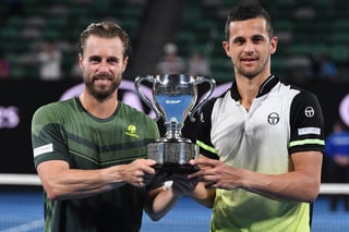 Oliver Marach (i) y Mate Pavic se llevaron el título en el Abierto de Australia al vencer 6-4, 6-4 a Sebastián Cabal y Robert Farah. Marach y Pavic ganan el dobles en Australia