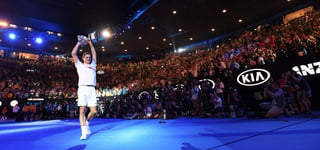 Con la victoria de este domingo en la Rod Laver Arena, Federer, defensor del título, iguala los seis títulos del serbio Novak Djokovic en Melbourne Park. (EFE)