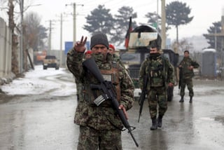 Kabul está sufriendo una sucesión de episodios violentos este mes, con ataques talibanes y del grupo rival EI que han dejado decenas de muertos y cientos de heridos. (AP)